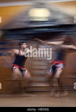 Arts martiaux Kalaripayattu action dans le Kerala Kathakali Centre à Kochi, Inde Banque D'Images