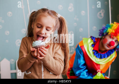 Girl eating gâteau d'anniversaire. Banque D'Images