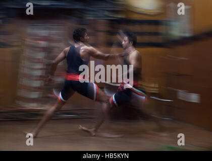 Arts martiaux Kalaripayattu action dans le Kerala Kathakali Centre à Kochi, Inde Banque D'Images