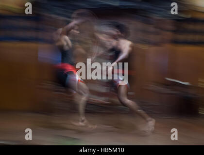 Arts martiaux Kalaripayattu action dans le Kerala Kathakali Centre à Kochi, Inde Banque D'Images