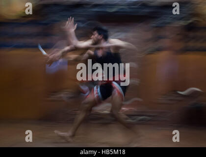 Arts martiaux Kalaripayattu action dans le Kerala Kathakali Centre à Kochi, Inde Banque D'Images