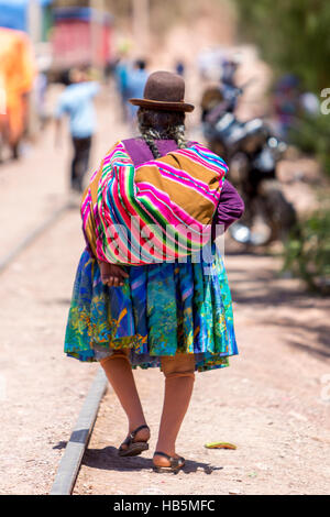 Vue arrière de la vieille femme en aymara Tupiza avec les vêtements traditionnels, la Bolivie Banque D'Images