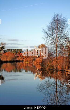 Une vue sur la rivière de l'Ant par Boardman Moulin de drainage sur les Norfolk Broads à Ludham, Norfolk, Angleterre, Royaume-Uni. Banque D'Images