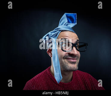 L'Homme à lunettes avec cravate sur sa tête. Banque D'Images