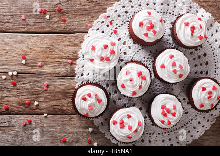 Red Velvet cupcakes savoureux sur une serviette lacy close-up sur la table. Vue du dessus horizontale Banque D'Images