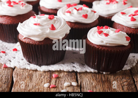 Red Velvet cupcakes décorés avec des coeurs gros plan sur la table. L'horizontale Banque D'Images