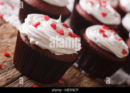 Belle red velvet cupcakes avec décorations de cœurs macro sur la table. L'horizontale Banque D'Images