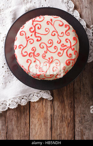 Belle Red Velvet Cake fermer vers le haut sur la table. vertical Vue de dessus Banque D'Images