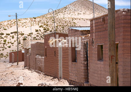 Maisons d'Adobe sur l'Altiplano bolivien avec cordillère des Andes, en Bolivie Banque D'Images