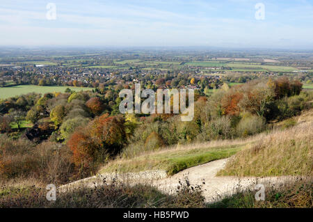 Chiltern Hills - vue de Whiteleaf croix craie à Aylesbury boisées Plain - Couleurs d'automne - les feuilles rousses - distance haze Banque D'Images