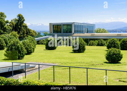 La façade en verre du siège de l'UEFA à Nyon, en Suisse Banque D'Images