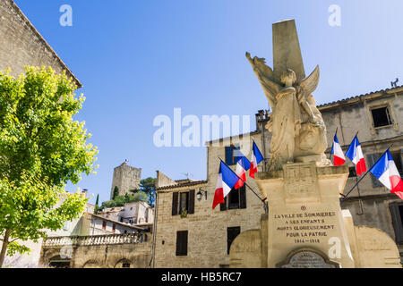 Monument aux sections locales qui sont morts dans les deux guerres mondiales, Sommières, Gard, France Banque D'Images