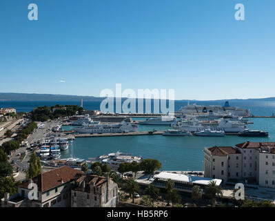 Vue sur le clocher de Split, côte dalmate, République de Croatie. Banque D'Images