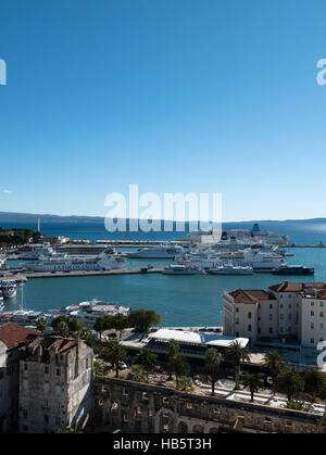 Vue sur le clocher de Split, côte dalmate, République de Croatie. Banque D'Images
