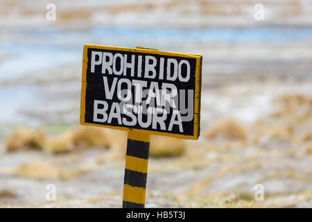 Wooden post sign Mise en garde contre l'abandon de détritus, Bolivie Banque D'Images