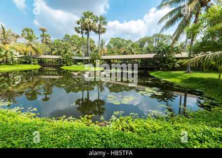 Jardin tropical et petit étang d'eau à Siem Reap, Cambodge Banque D'Images