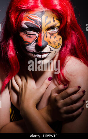 Femme avec tiger face au concept d'halloween Banque D'Images