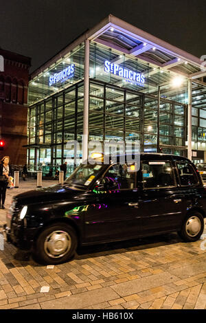 Des taxis à l'extérieur de la gare St Pancras à Londres, Angleterre, RU Banque D'Images