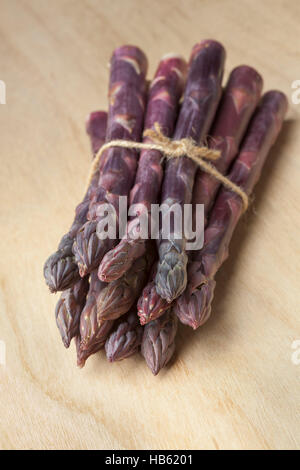 Bande d'asperges violettes fraîches Banque D'Images