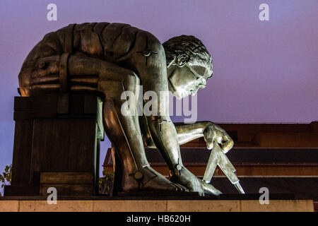 Statue en bronze de Sir Isaac Newton, par Eduardo Paolozzi, à l'extérieur de la British Library, Londres, Angleterre, Royaume-Uni Banque D'Images