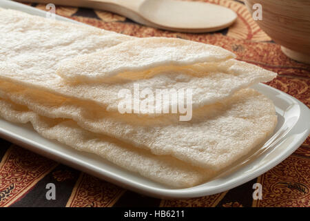 Krupuk udang indonésiennes, crevettes en collation Banque D'Images