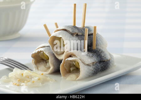 Rollmops traditionnels, filets de harengs marinés farcis,sur un plat Banque D'Images