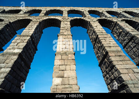 Jusqu'à à Ségovie aqueduc romain du 1er siècle dans le Azuguejo Plaza, Segovia, Espagne Banque D'Images