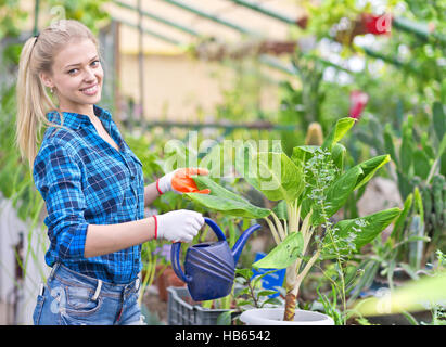 Des émissions de jardinier femelle Banque D'Images