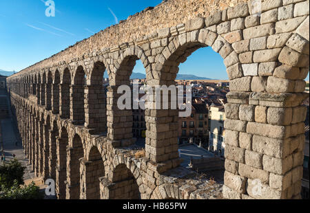 Du côté de Ségovie aqueduc romain du 1er siècle dans le Azuguejo Plaza, Segovia, Espagne Banque D'Images