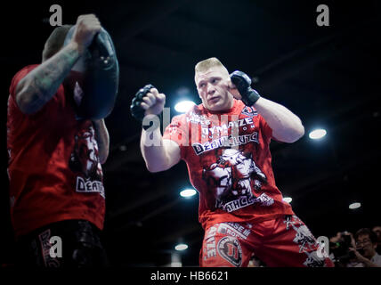 Fighter UFC Brock Lesnar pendant une session de formation avant d'UFC 116 le 30 juin 2010 à Las Vegas, Nevada. Photo par Francis Specker Banque D'Images