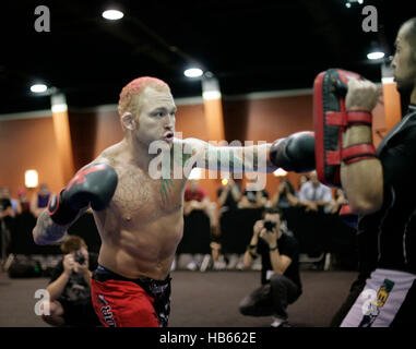 UFC fighter Chris Leben (cheveux roux) au cours d'une session de formation avant d'UFC 116 le 30 juin 2010 à Las Vegas, Nevada. Photo par Francis Specker Banque D'Images