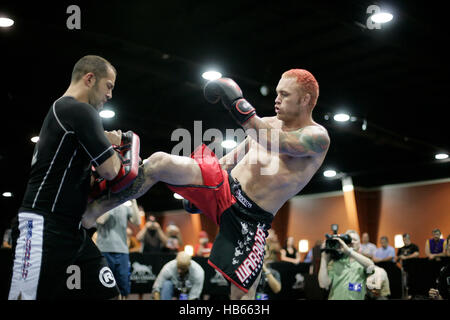 UFC fighter Chris Leben (cheveux roux) au cours d'une session de formation avant d'UFC 116 le 30 juin 2010 à Las Vegas, Nevada. Photo par Francis Specker Banque D'Images