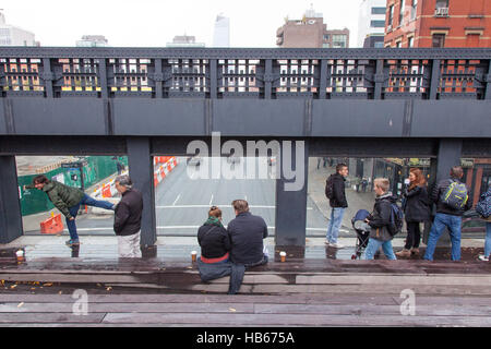 Zone de visualisation assis,10e Avenue Square, le parc High Line, Chelsea, New York, NY, États-Unis d'Amérique. Banque D'Images