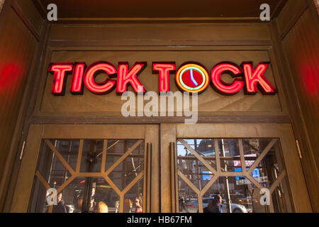 Le Tick Tock Diner 34e Rue et 8e Avenue, à Midtown Manhattan, New York City, États-Unis d'Amérique. Banque D'Images