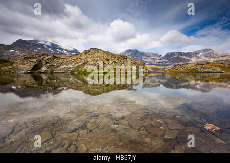 Lac de Bellecombe. Parc national de la Vanoise. Paysage alpin. France. Europe. Banque D'Images