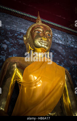 Bouddhas d'or dans la région de Wat Suthat, Bangkok Banque D'Images