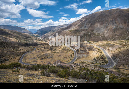 Scenic Route de montagne dans les Andes, au Pérou Banque D'Images