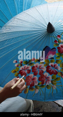 Fabrication de papier pour les parasols en Asie Banque D'Images