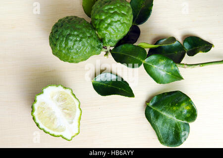 La bergamote (également connu sous le nom de lime kaffir lime, les agrumes, Citrus bergamia, agrumes, bergamote, Français Rutaceae) fruits avec feuille Banque D'Images