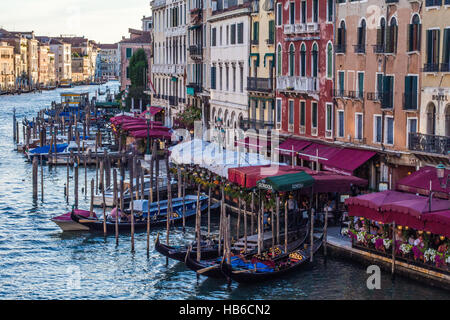 Vue depuis le pont du Rialto sur le Grand Canal, Venise, Vénétie, Italie. Banque D'Images