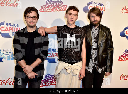 (De gauche à droite) Emre turkmène, Olly Alexander et Mikey Goldsworthy de Ans et ans au cours de la Jingle Bell Ball avec Coca-Cola au London's O2 arena. Banque D'Images