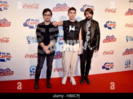 (De gauche à droite) Emre turkmène, Olly Alexander et Mikey Goldsworthy de Ans et ans au cours de la Jingle Bell Ball avec Coca-Cola au London's O2 arena. Banque D'Images