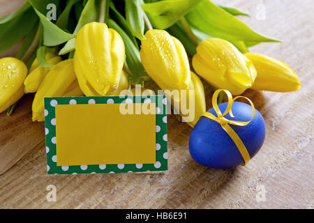 Tulipes jaunes et blancs carte de souhaits . Banque D'Images