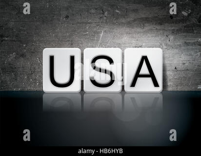 Le mot 'USA' écrit en blanc contre un dark vintage grunge background. Banque D'Images