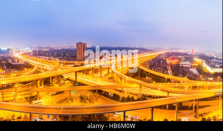 Pont d'échange dans la nuit Banque D'Images