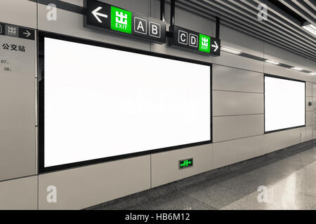 Blank billboard dans subway station Banque D'Images