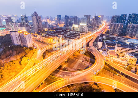 Pont-de-mouton urbain dans nightfall Banque D'Images