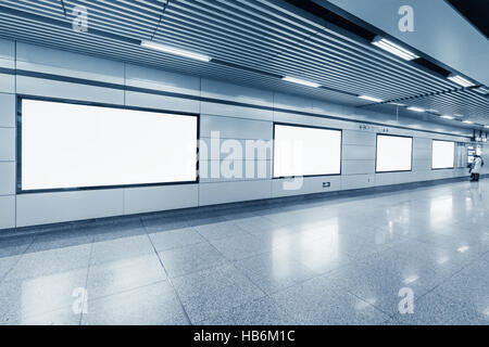 Blank billboard en métro Banque D'Images