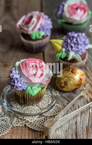 Cupcakes avec décor floral. Banque D'Images