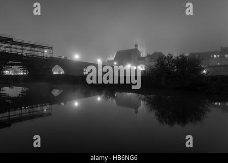 Photo de nuit du pont de pierre à Regensburg avec brouillard Banque D'Images